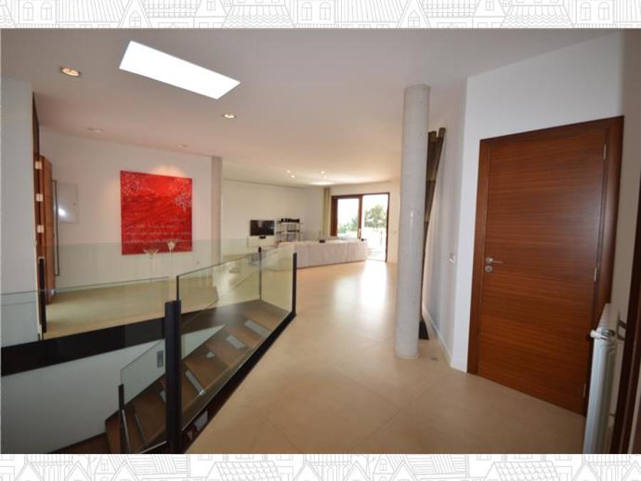 vista conjunto entrada, salón, distribuidor, escalera