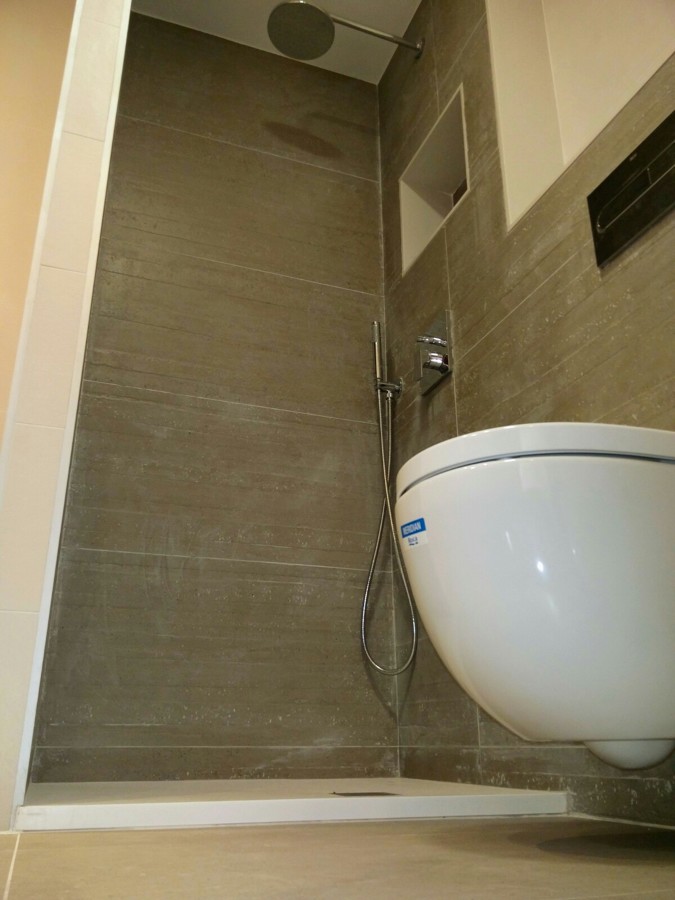 vista contrapicado de inodoro y ducha