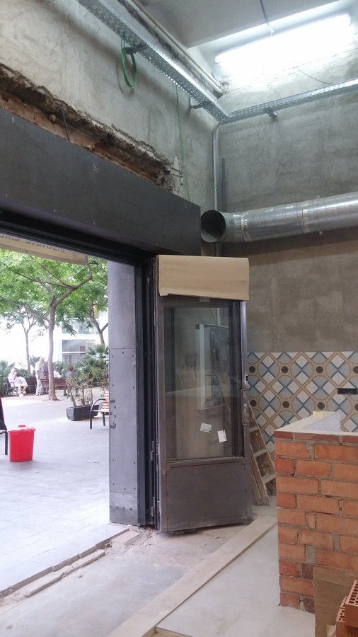 Vista de cerramiento de tres hojas + cajón de persiana de local