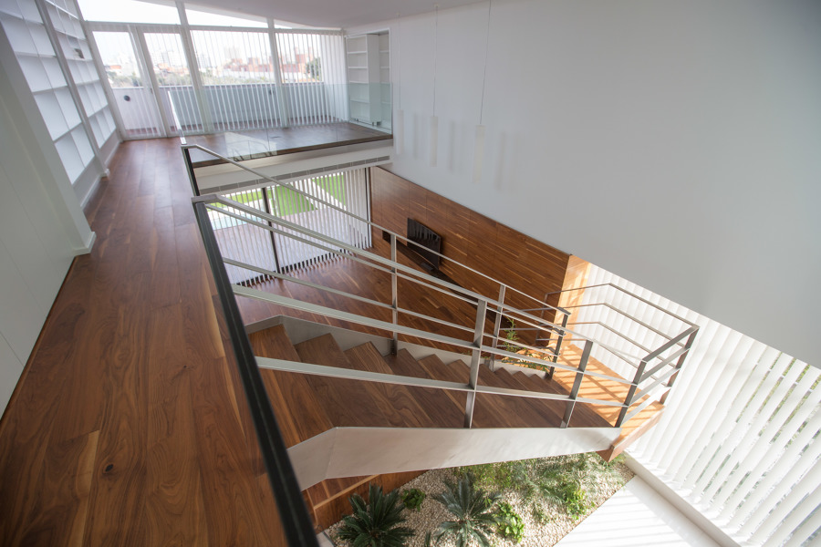 Vista de doble altura sobre el Salón con estudio biblioteca al fondo