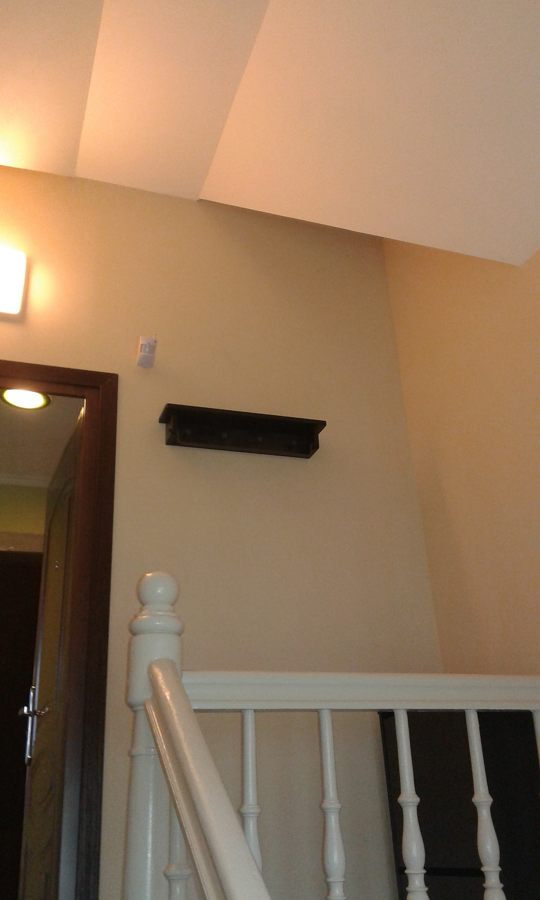 Vista de entrada parte superior, pared y techos abuhardillados