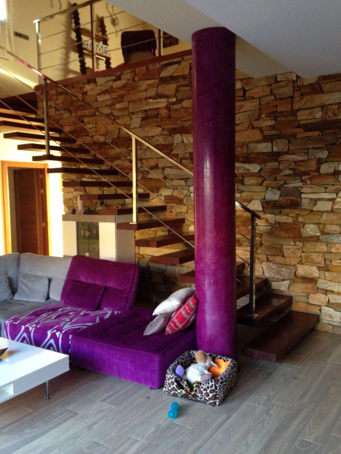 vista de escalera desde el salón 2 alturas