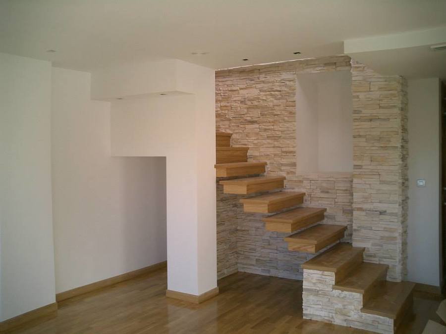 Vista de escalera volada, para acceso a planta cubierta