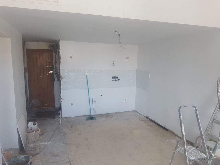 Vista de frente de cocina y zona de descanso