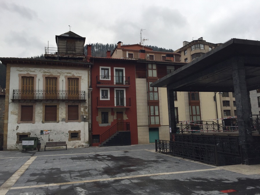 Vista de general del edificio y entorno