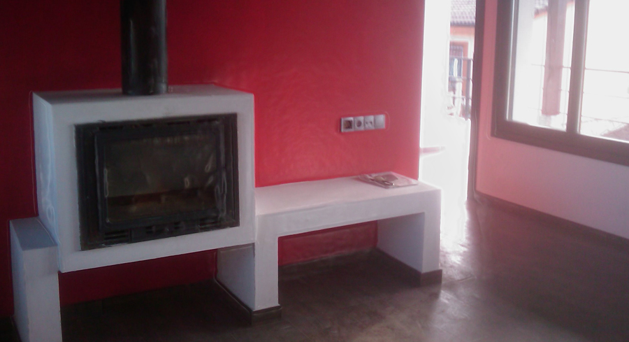 Vista de la chimenea de obra.