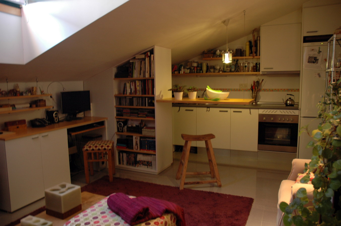 Vista de la cocina abuhardillada.