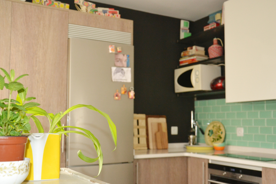 Vista de la cocina desde el comedor