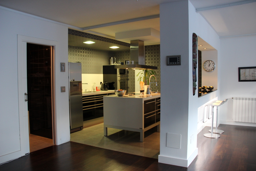 Vista de la cocina y barra al salón