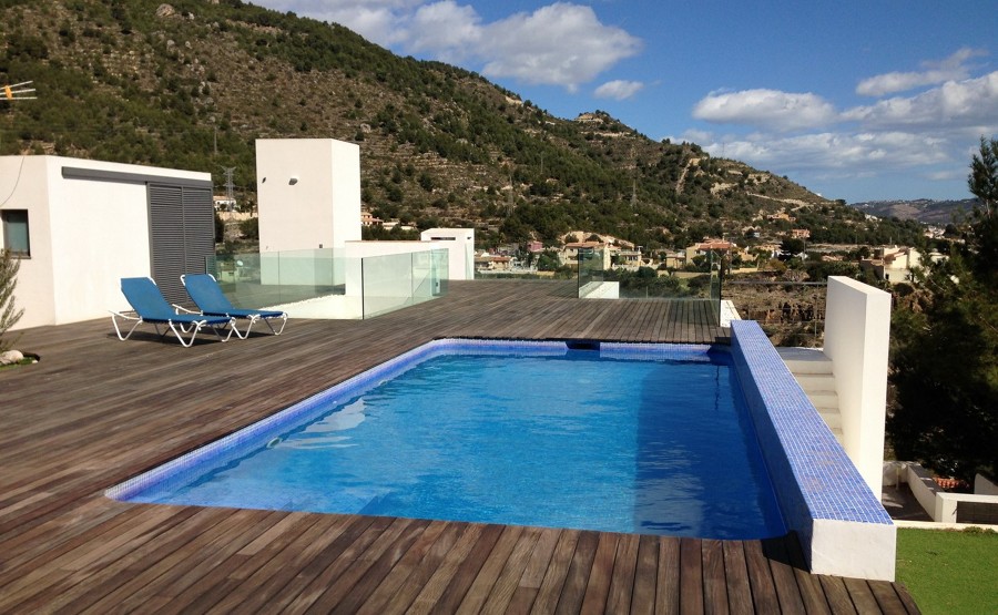 Vista de la cubierta de la casa con la piscina