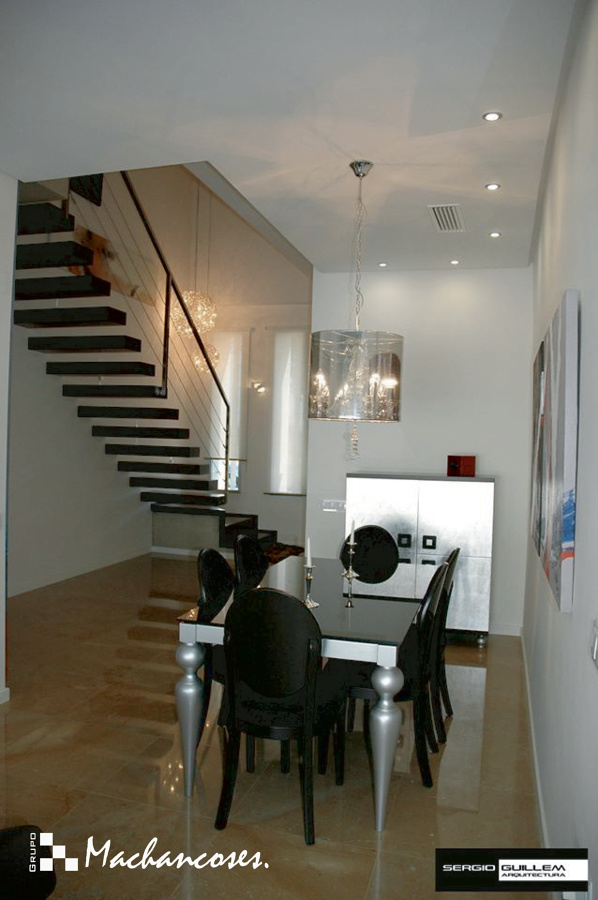 Vista de la escalera con peldaños volados