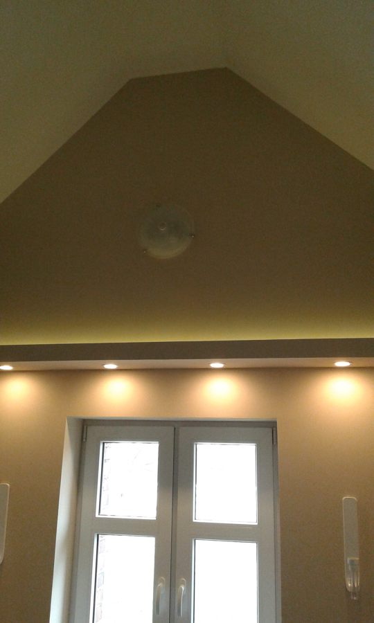 Vista de la iluminación de la cornisa