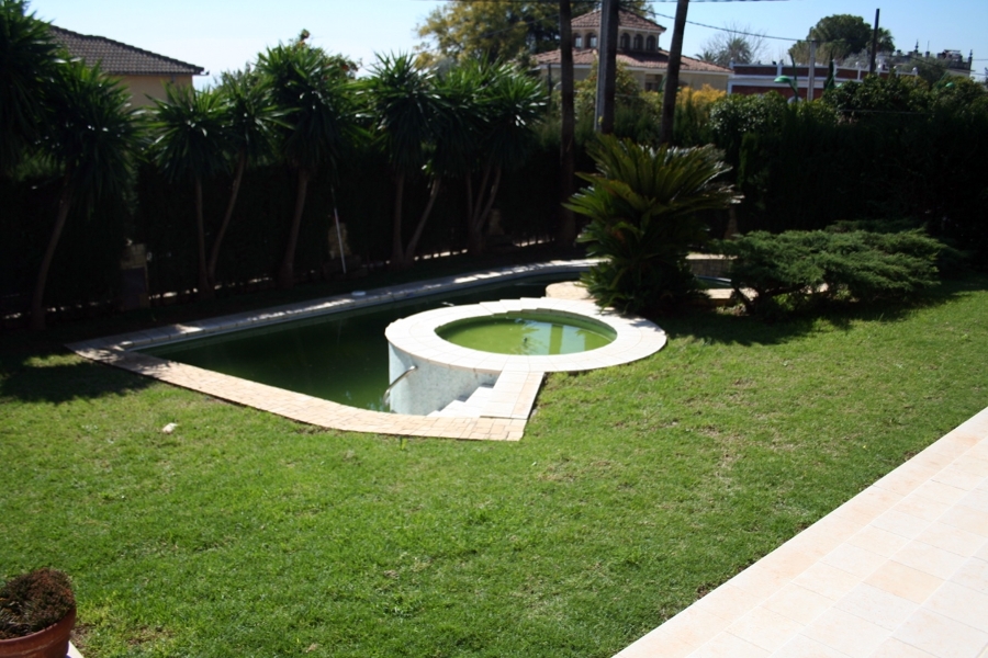 Vista de la piscina desde el porche