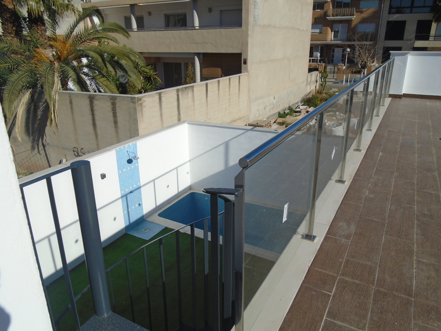 Vista de la piscina desde la terraza superior