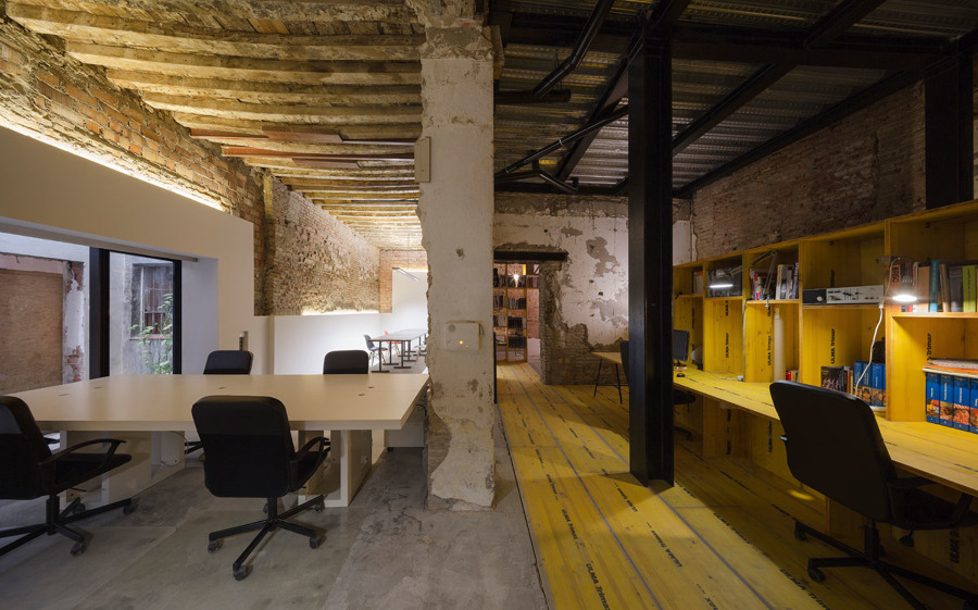 Vista de las dos zonas del estudio: oficina de arquitectura y taller de diseño