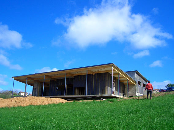 Vista de las fachadas sur y este. En obras
