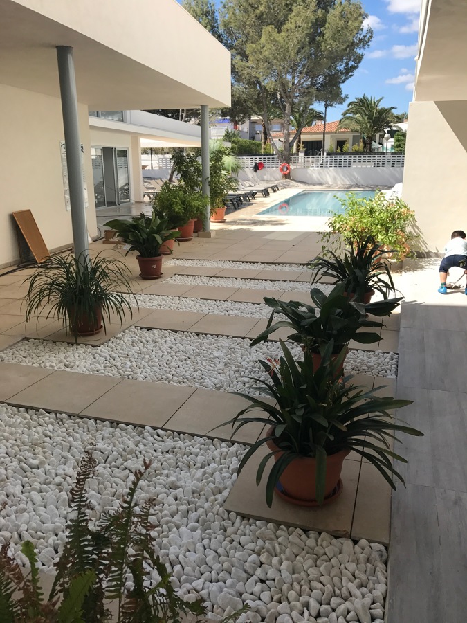 Vista de patio interior a la piscina