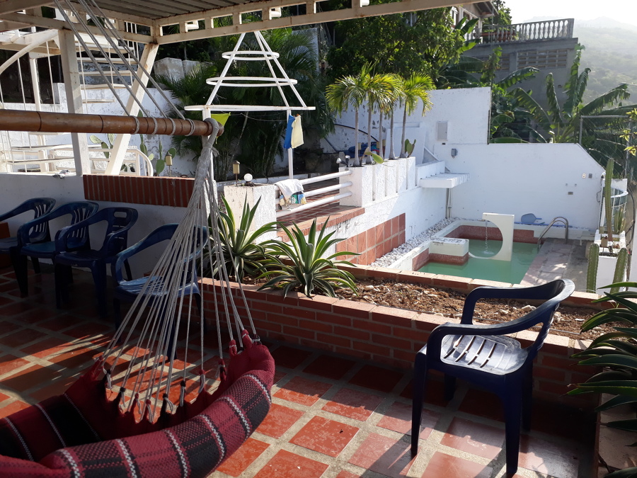 Vista de piscina y caidas de agua