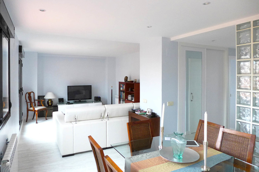 Vista de salón, comedor y entrada