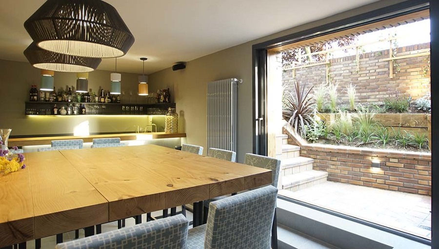 Vista de salón con salida a nuevo patio inglés