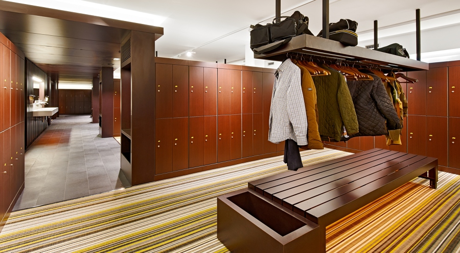 vista de vestuarios y pasillo