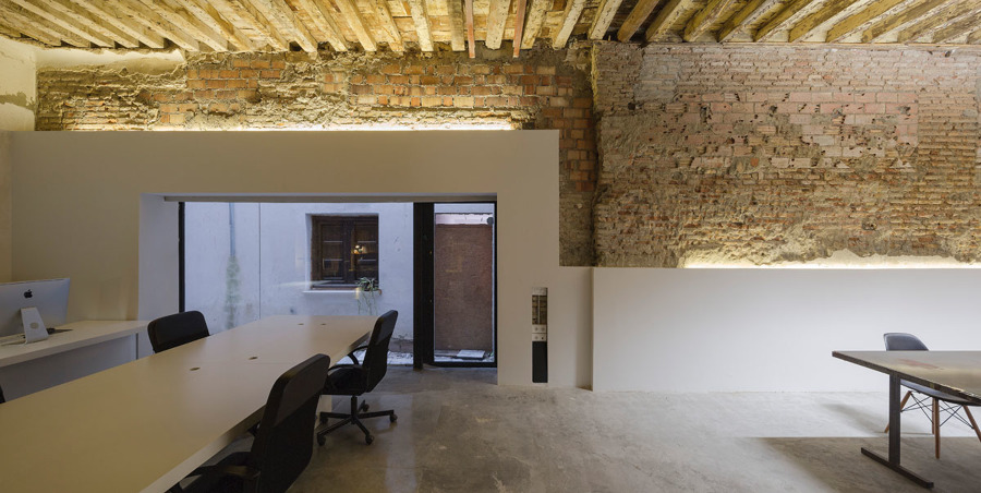 Vista del adarve interior desde la zona de trabajo