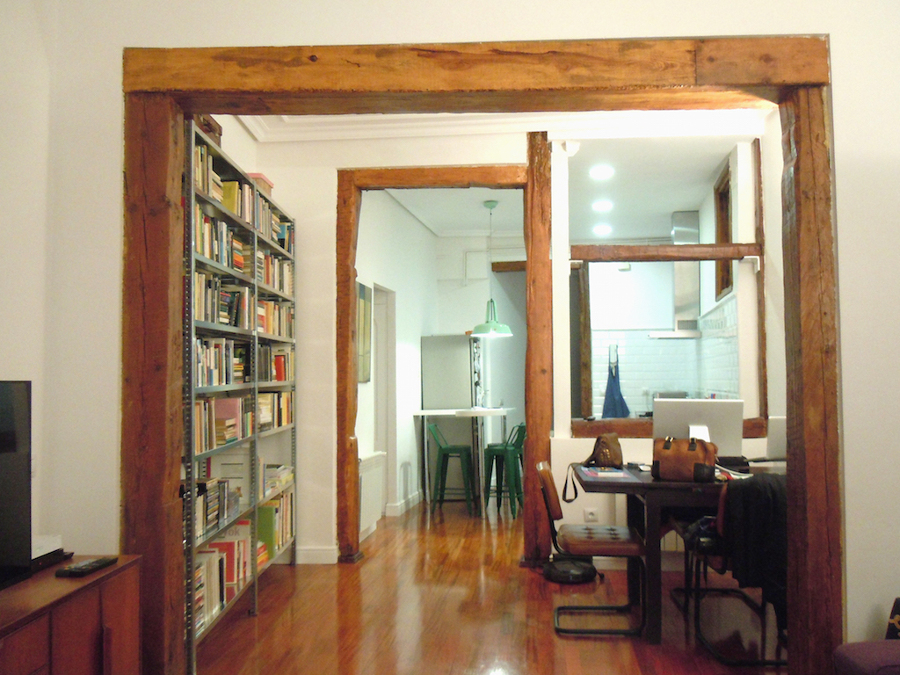 Vista del comedor - estudio  y la cocina.