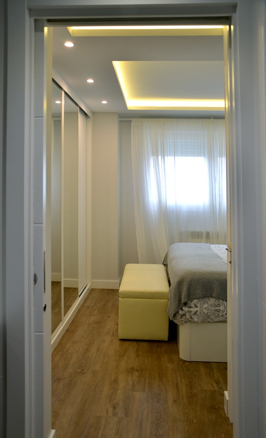 Vista del dormitorio desde el baño