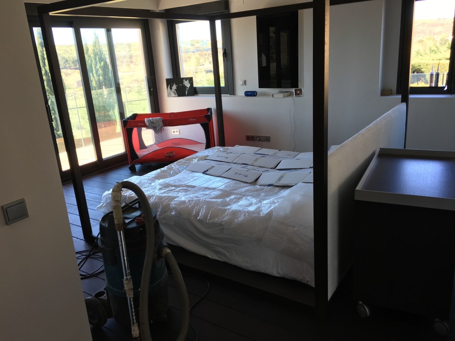 VISTA DEL DORMITORIO ENTARIMADO EN WENGUE 