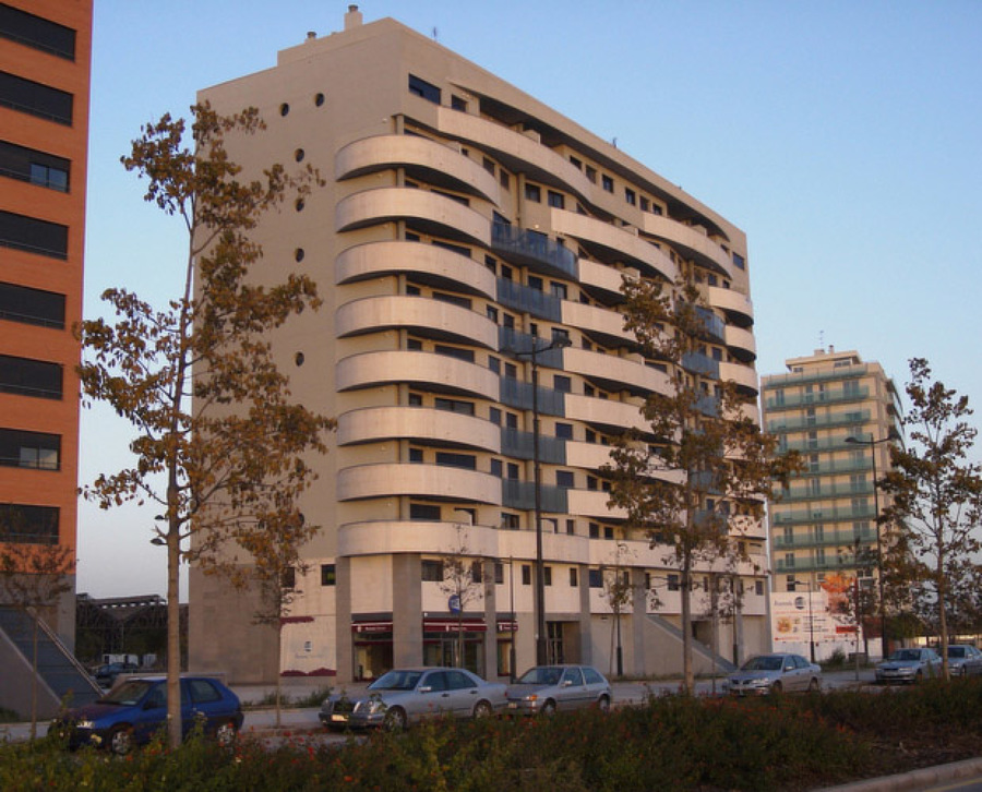 Vista del entorno con edificios contiguos