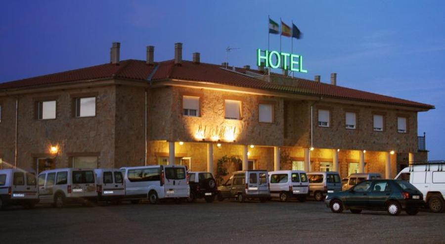 Vista del hotel anocheciendo