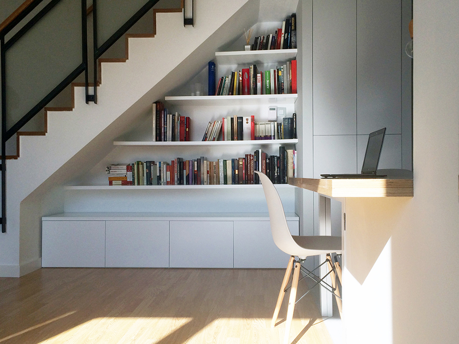 Vista del mueble a medida bajo la escalera