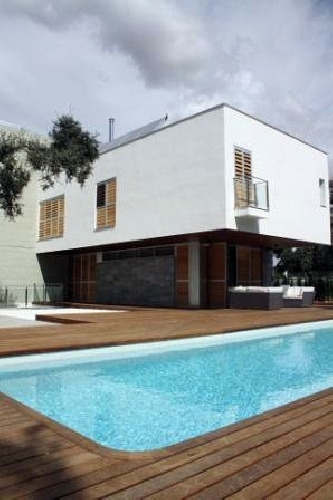 Vista del porche trasero y la piscina