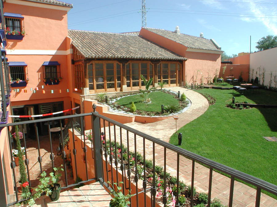 Vista del restaurante y jardín