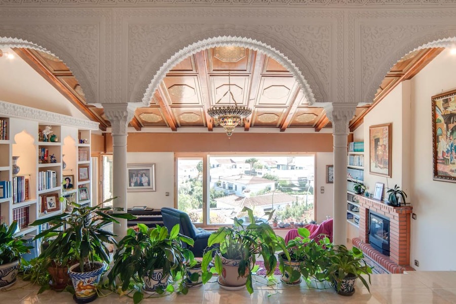 Vista del salón y arcos