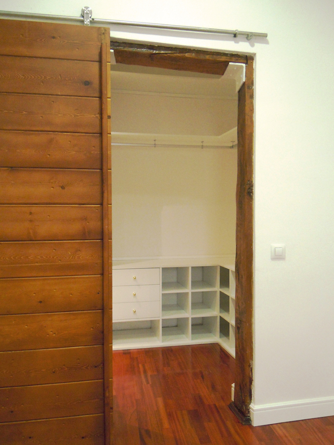 Vista del vestidor desde el dormitorio principal