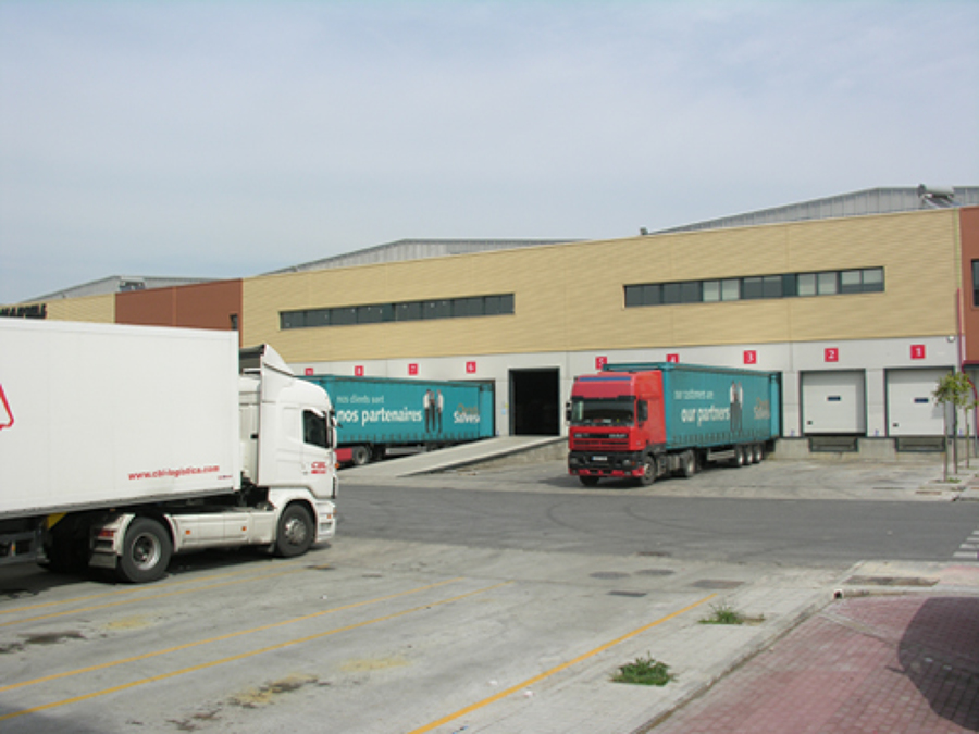 Vista delantera de naves con entreplanta de oficinas.