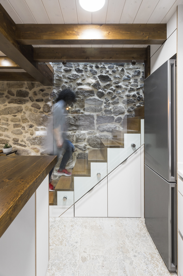 Escaleira e varanda de vidro