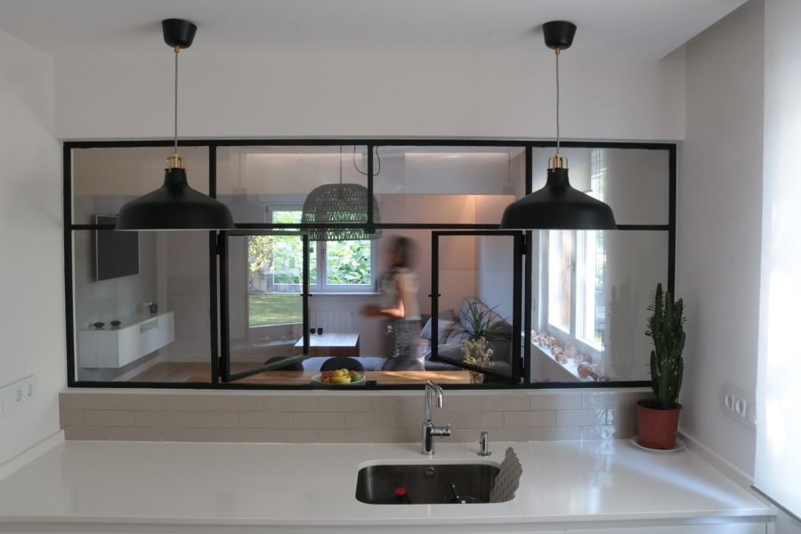 Vista desde cocina a salón-comedor