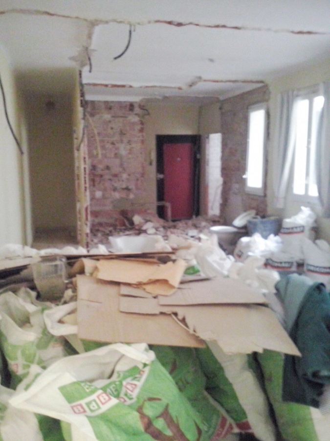 VISTA DESDE EL SALON HACIA LA PUERTA DE ENTRADA