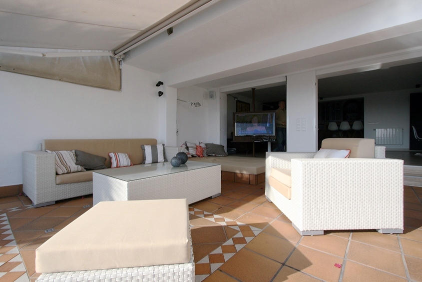 vista desde jardin con TV giratoria