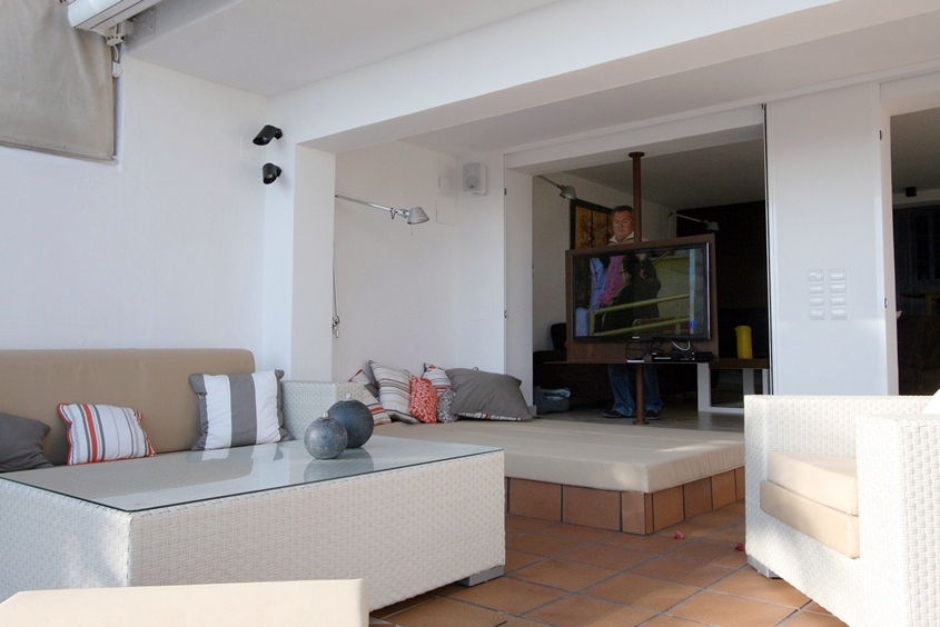 vista desde jardin secuencia TV giratoria