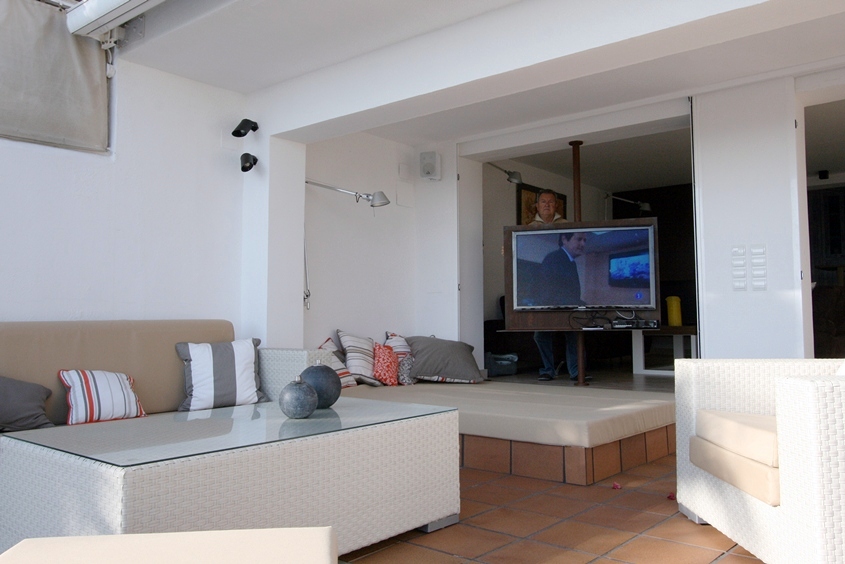 vista desde jardin secuencia TV giratoria