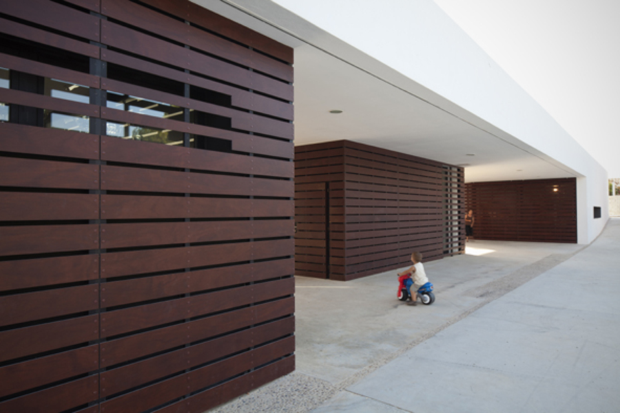 Vista detalle porche acceso.