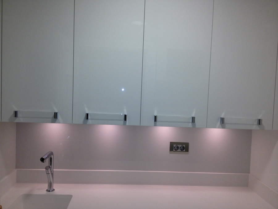 Vista encimera Conrian lavadero , iluminación led bajo muebles colgantes