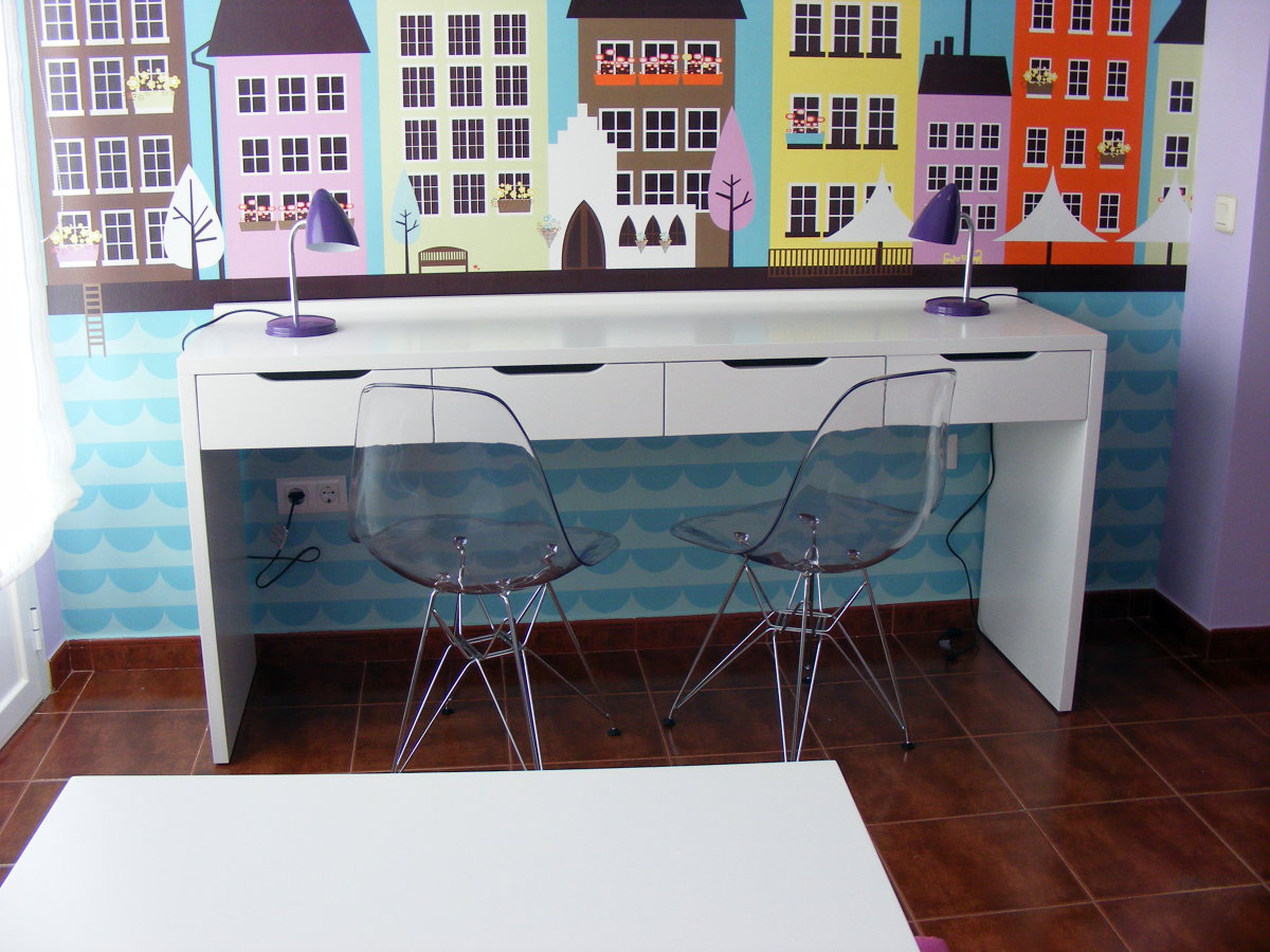 Vista escritorio y sillas de policarbonato transparente.