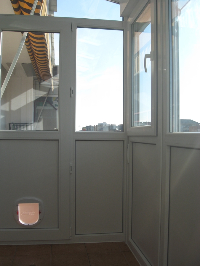 Vista esquina interior vidrio y panel.