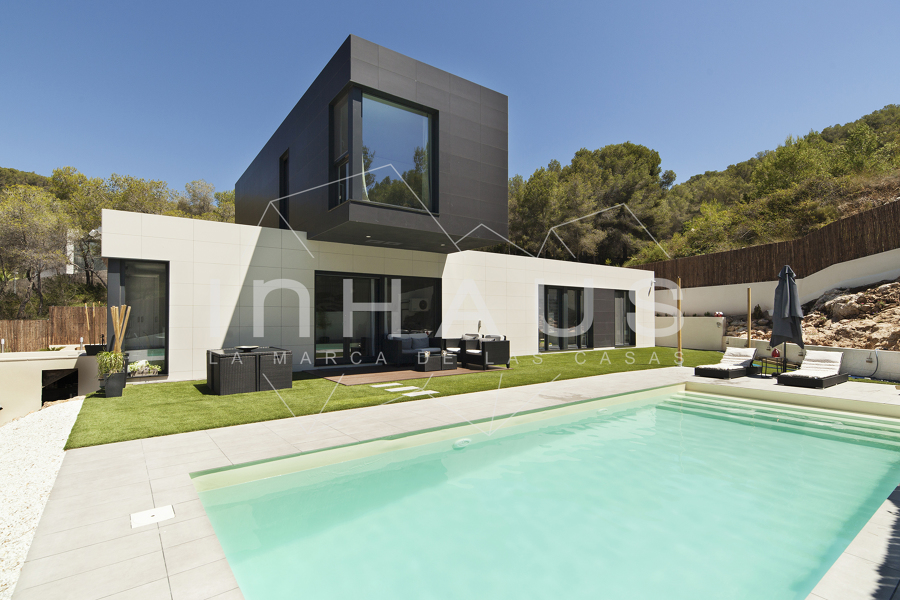 Vista exterior con la piscina