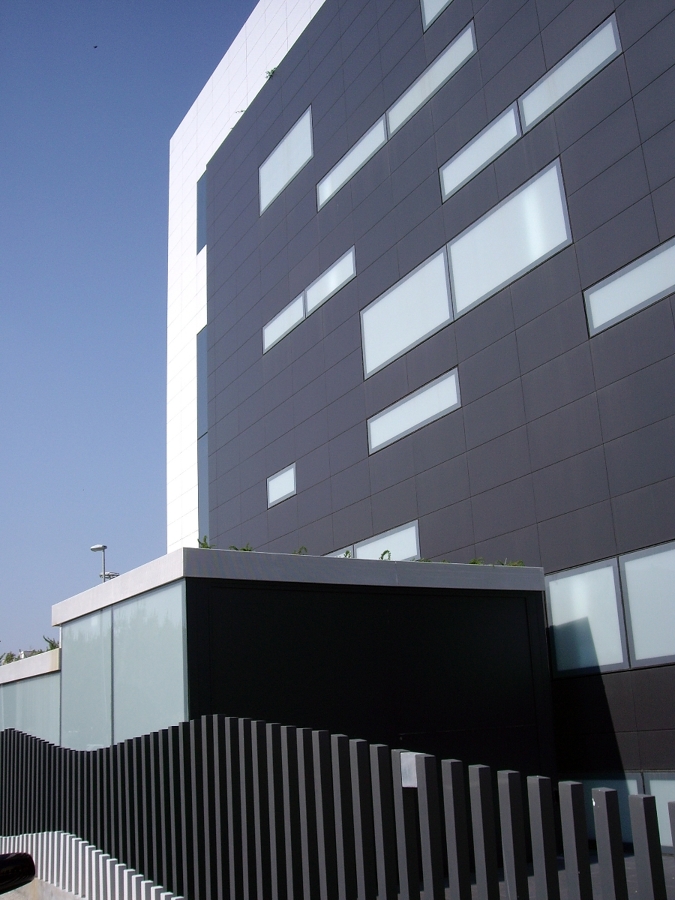 Vista fachada almacén