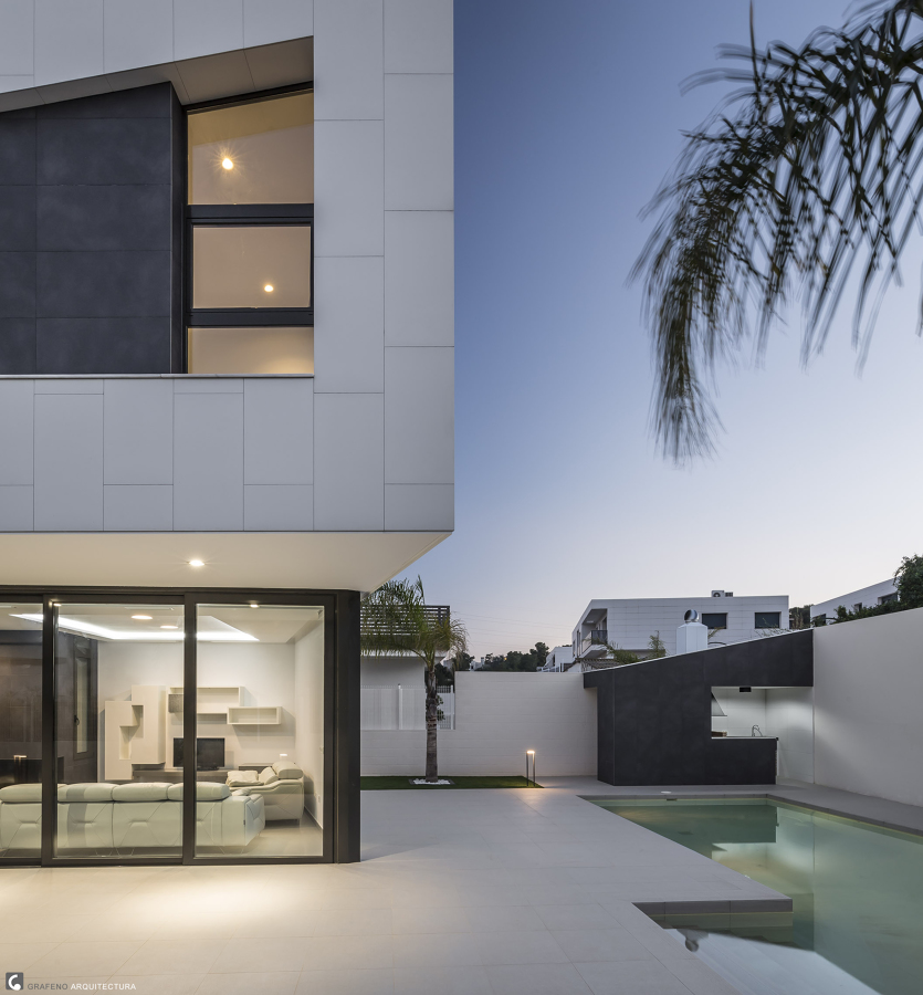 Vista fachada y barbacoa